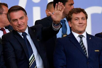El presidente brasileño Jair Bolsonaro y el titular de la Conmebol, el paraguayo Alejandro Domínguez