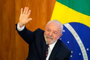 El presidente brasileño Luiz Inácio Lula da Silva saluda a su llegada a una reunión de ministros para examinar los primeros 100 días de su gobierno, el lunes 10 de abril de 2023, en el palacio presidencial de Planalto, en Brasilia.