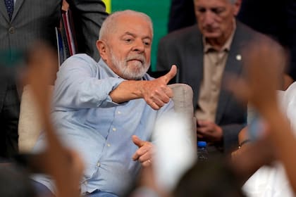 El presidente brasileño, Luiz Inacio Lula da Silva, hace una señal de aprobación durante un evento en Brasilia. (AP Foto/Eraldo Peres)