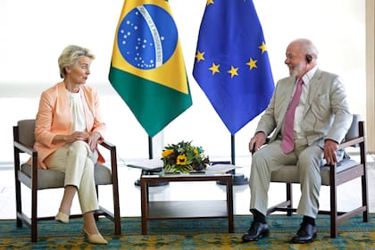 El presidente brasileño Luiz Inácio Lula da Silva, derecha, y la presidenta de la Comisión Europea, Ursula von der Leyen, dialogan en el palacio de Planalto el lunes 12 de junio de 2023, en Brasilia, Brasil. (AP Foto/Gustavo Moreno)