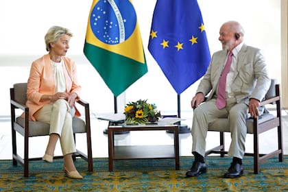 El presidente brasileño Luiz Inácio Lula da Silva, derecha, y la presidenta de la Comisión Europea, Ursula von der Leyen, dialogan en el palacio de Planalto el lunes 12 de junio de 2023, en Brasilia, Brasil. (AP Foto/Gustavo Moreno)