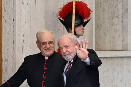 El presidente brasileño Luiz Inácio Lula da Silva llega al patio de San Dámaso, para una audiencia privada con el papa Francisco, en el Vaticano, el miércoles 21 de junio de 2023. (Alessandro Di Meo, Pool via AP)