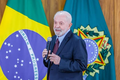 El presidente brasileño, Luiz Inacio Lula da Silva, hablando con periodistas durante un desayuno en el Palacio del Planalto en Brasilia, el 23 de abril de 2024.