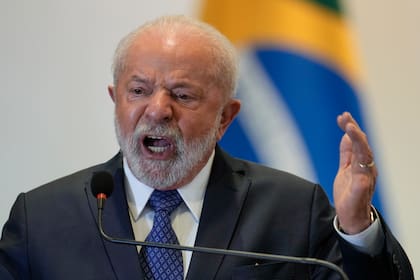 El presidente brasileño Luiz Inacio Lula da Silva habla durante una rueda de prensa tras asistir a la Cumbre Sudamericana en el palacio de Itamaraty en Brasilia, el martes 30 de mayo de 2023.