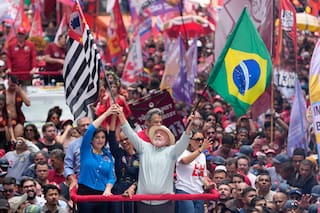 Lula y Flávio Bolsonaro hacen campaña en estado clave antes de la elección presidencial en Brasil