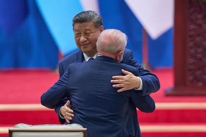 El presidente brasileño, Lula da Silva, se funde en un abrazo con Xi Jinping en un foro comercial en mayo, en Pekín (Archivo)