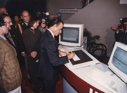 El presidente Carlos Menem firmó su asistencia a la inauguración de la Feria en una tableta digital, en 1990