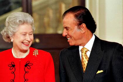 El presidente Carlos Menem junto a la Reina Isabel de Inglaterra, durante un encuentro en el Palacio de Buckingham, el 28 de octubre de 1998