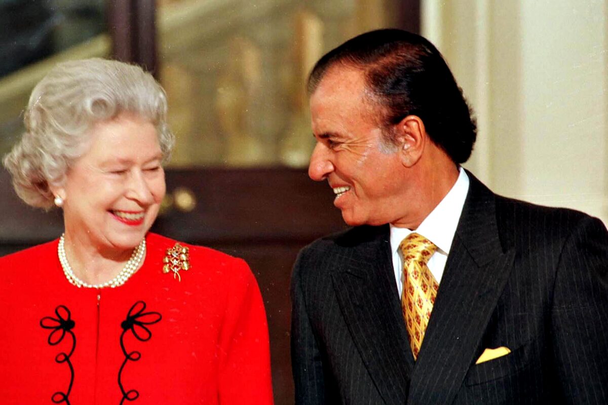 El incómodo momento con Carlos Menem en el Palacio de Buckingham - LA ...