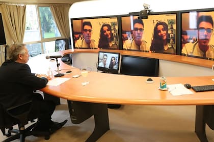 El Presidente charló con 120 jóvenes a lo largo del mundo esta mañana.