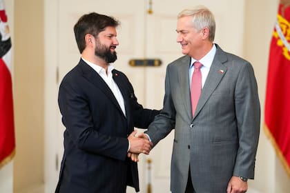 El presidente chileno, Gabriel Boric, da la bienvenida al presidente electo José Antonio Kast en el Palacio de La Moneda