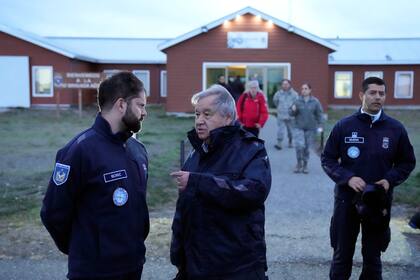 El presidente chileno Gabriel Boric, izquierda, y el secretario general de las Naciones Unidas, António Guterres, conversan antes de tomar un vuelo hacia la Antártida, el jueves 23 de noviembre de 2023, en la base aérea militar Chabunco en Punta Arenas, Chile