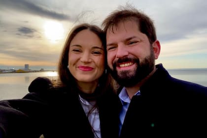 El presidente chileno, Gabriel Boric, y su pareja, Irina Karamanos