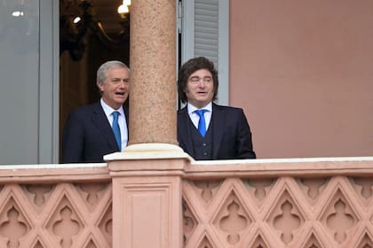 El presidente chileno, Jose Antonio Kast, junto al mandatario Javier Milei, en el balcón de la Casa Rosada durante su primera visita oficial al país, el 6 de abril de 2026