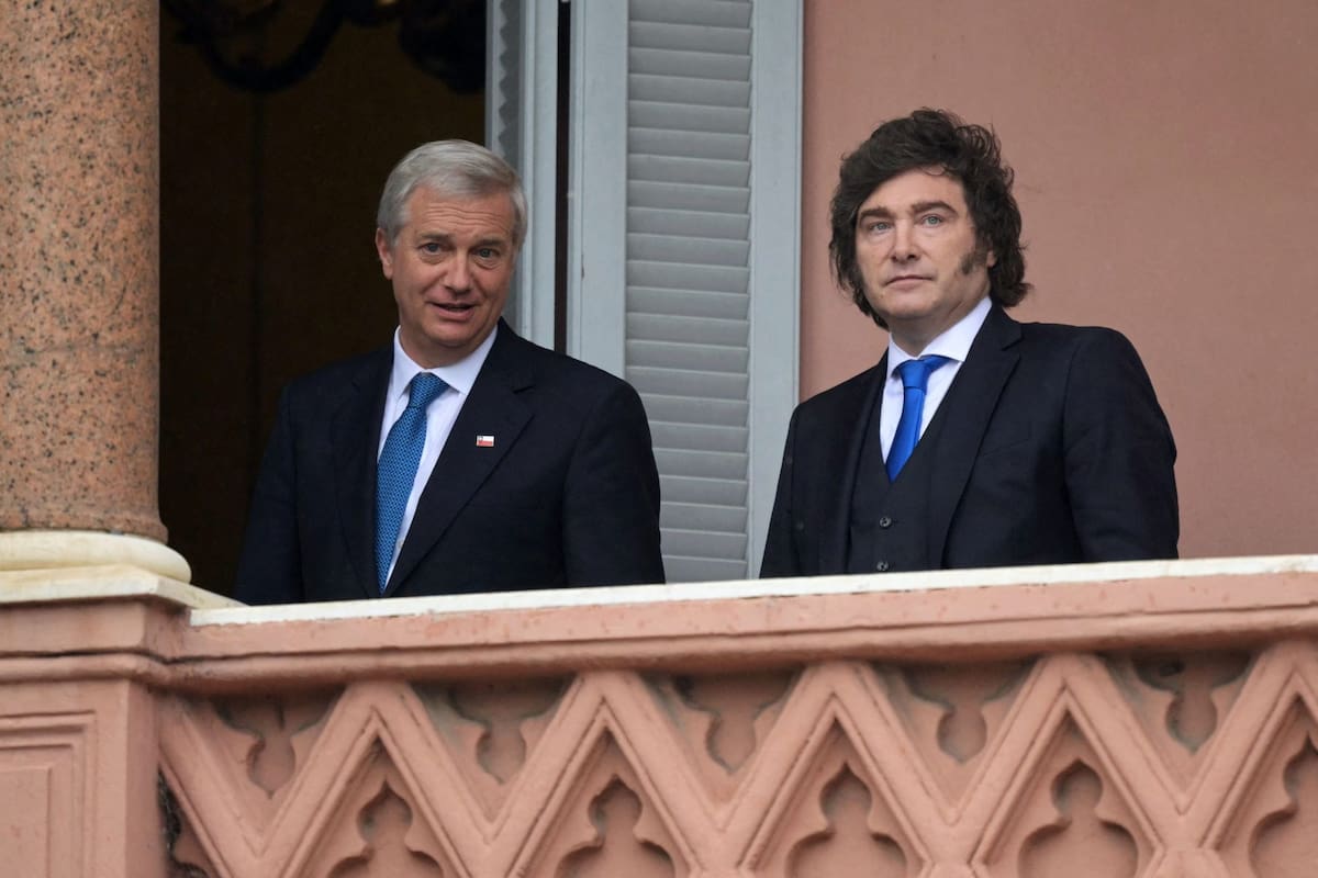 El presidente chileno, Jose Antonio Kast, junto al mandatario Javier Milei, en el balcón de la Casa Rosada durante su primera visita oficial a la Argentina, el 6 de abril de 2026 (Juan Mabromata / AFP)