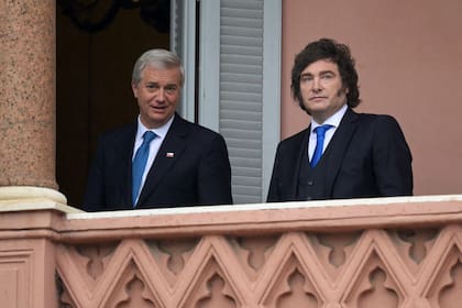 El presidente chileno, Jose Antonio Kast, junto al mandatario Javier Milei, en el balcón de la Casa Rosada durante su primera visita oficial a la Argentina, el 6 de abril de 2026 (Juan Mabromata / AFP)