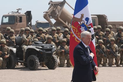 El presidente chileno, José Antonio Kast, llega a una rueda de prensa en la base militar "Solo de Zaldívar", cerca del paso fronterizo de Chacalluta, en Arica (Chile), el lunes 16 de marzo de 2026, tras firmar un decreto destinado a frenar la migración irregular a lo largo de la frontera norte con Perú y Bolivia. (Foto AP/Esteban Félix)