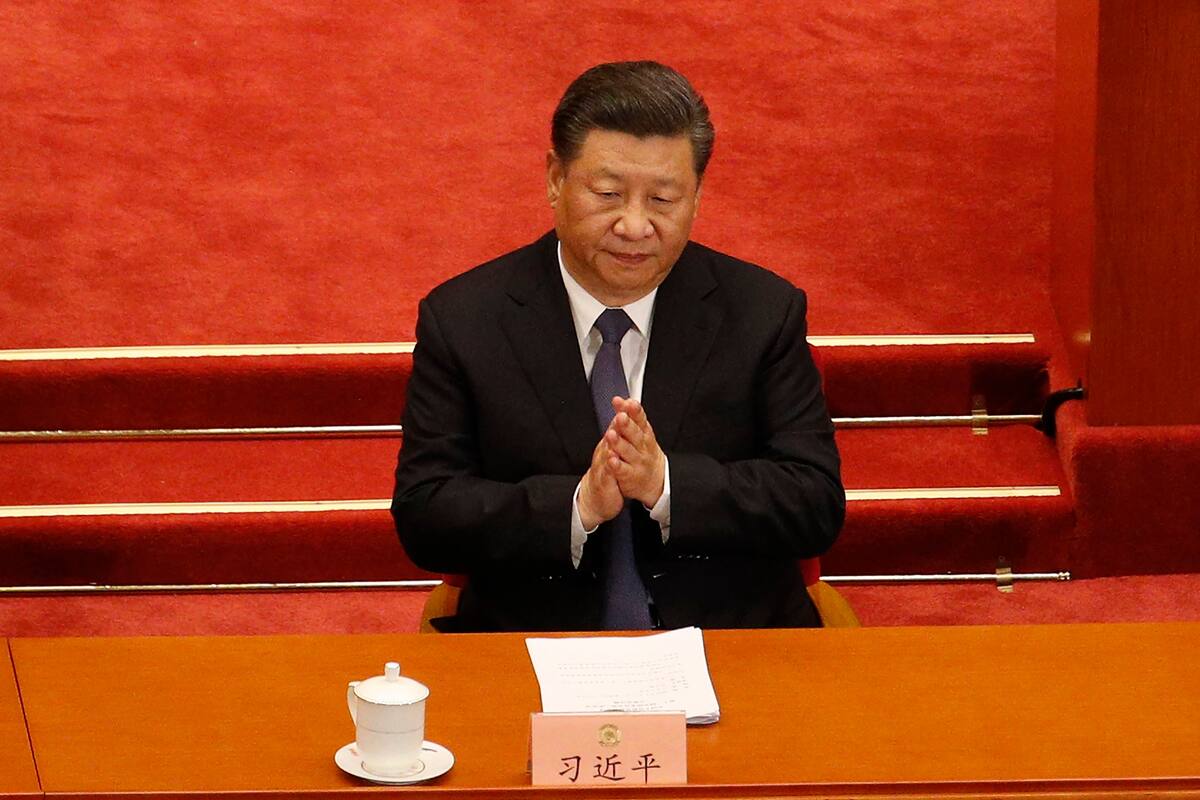 El presidente chino, Xi Jinping, aplaude durante la sesión de apertura de la Conferencia Consultiva Política del Pueblo Chino (CPPCC) en el Gran Salón del Pueblo en Beijing.