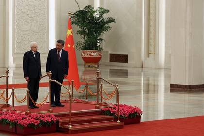 El presidente chino Xi Jinping, derecha, y su homólogo italiano Sergio Mattarella atienden una ceremonia de bienvenida en el Gran Salón del Pueblo, en Beijing, el viernes 8 de noviembre de 2024. (Florence Lo/Pool Photo vía AP)