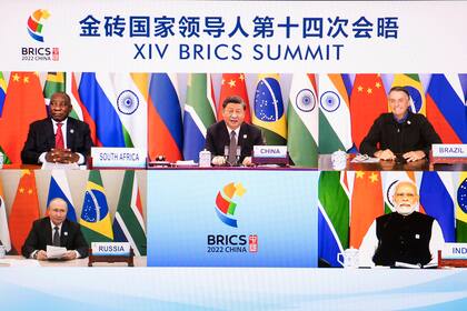 El presidente chino Xi Jinping es visto en una pantalla con el presidente sudafricano Cyril Ramaphosa, el presidente brasileño Jair Bolsonaro, el presidente ruso Vladimir Putin y el primer ministro indio Narendra Modi, mientras conduce la 14ª Cumbre de los BRICS a través de una videoconferencia desde Pekín, el jueves 23 de junio de 2022.