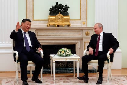 El presidente chino, Xi Jinping, habla con el mandatario ruso, Vladimir Putin, en el Kremlin, el lunes 20 de marzo de 2023, en Moscú, Rusia. (Sergei Karpukhin, Sputnik, Kremlin foto compartida vía AP)
