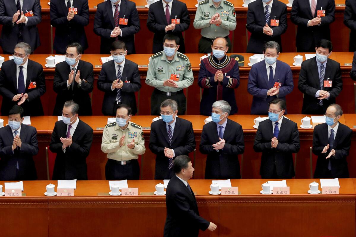 El presidente chino, Xi Jinping, pasa junto a funcionarios con máscaras faciales tras el brote de la enfermedad del coronavirus (COVID-19) cuando llega a la sesión de apertura de la Conferencia Consultiva Política del Pueblo Chino (CPPCC) en el Gran Salón del Pueblo en Beijing, China.