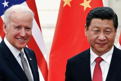El presidente chino, Xi Jinping, recibe en Pekín a Joe Biden, entonces vicepresidente, en diciembre de 2013.