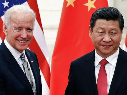 El presidente chino, Xi Jinping, recibe en Pekín a Joe Biden, entonces vicepresidente de EE.UU, en diciembre de 2013.