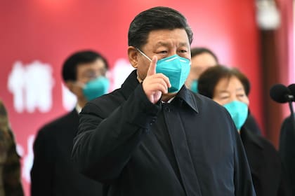 El presidente chino, Xi Jinping, visitó por primera vez Wuhan, el epicentro del virus, de forma sorpresiva y aseguró que la enfermedad está "prácticamente contenido" en esa ciudad, al igual que la provincia donde se encuentra, Hubei.