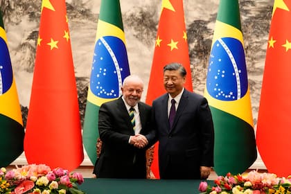 El presidente chino Xi Jinping y su par brsileño Luiz Inácio Lula da Silva se dan la mano tras una ceremonia en el Gran Salón del Pueblo de Pekín el 14 de abril de 2023.