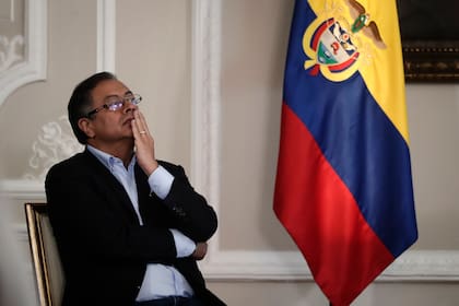 El presidente colombiano, Gustavo Petro, en la oficina presidencial del Palacio de Nariño en Bogotá, Colombia. (AP Foto/Iván Valencia, Archivo)