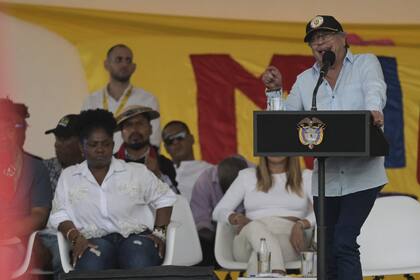 El presidente colombiano Gustavo Petro  habla junto a la vicepresidenta Francia Márquez durante una tradicional reunión indígena "Minga" el 15 de marzo de 2024 en Cali, Colombia.