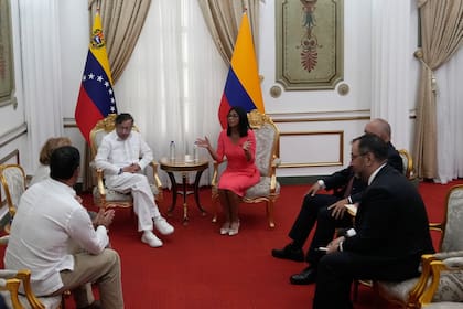 El presidente colombiano Gustavo Petro, izquierda, y la presidenta interina de Venezuela, Delcy Rodríguez, se reúnen en el Palacio de Miraflores en Caracas, Venezuela, el viernes 24 de abril de 2026.