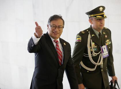 El presidente colombiano Gustavo Petro sonríe a los periodistas a su llegada a la Cumbre Sudamericana en el palacio Itamaraty, el martes 30 de mayo de 2023, en Brasilia, Brasil
