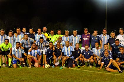 El Presidente compartió un picadito con exjugadores de los clubes que se enfrentarán el sábado en la final de la Libertadores