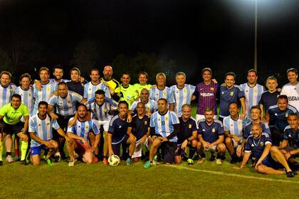 El Presidente compartió un picadito con exjugadores de los clubes que se enfrentarán el sábado en la final de la Libertadores