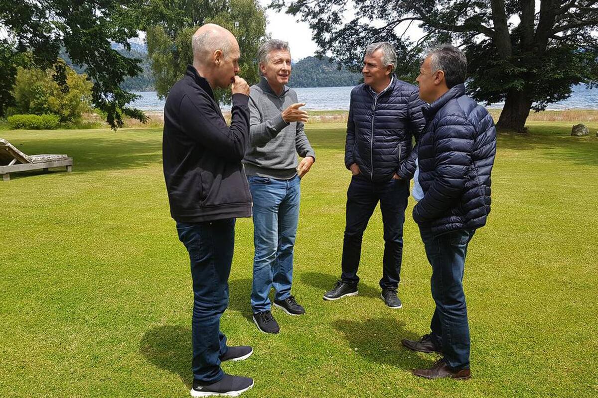 El Presidente con los mandatarios radicales Alfredo Cornejo, Gerardo Morales, y el jefe de gobierno porteño, Horacio Rodríguez Larreta