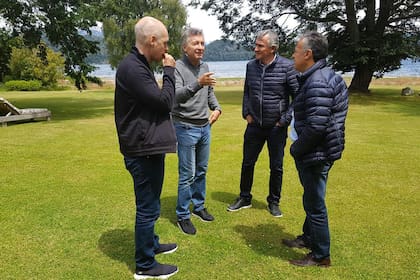 El Presidente con los mandatarios radicales Alfredo Cornejo, Gerardo Morales, y el jefe de gobierno porteño, Horacio Rodríguez Larreta