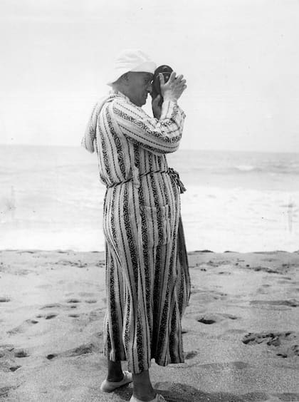El presidente con una filmadora, tomando imágenes de la costa.