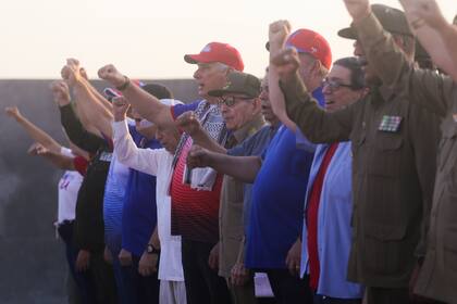 El presidente cubano Miguel Díaz-Canel, centro izquierda con un sombrero rojo, y el expresidente Raúl Castro asisten a una reunión para conmemorar el Día Internacional de los Trabajadores en la Plaza Antiimperialista José Martí, el miércoles 1 de mayo de 2024.