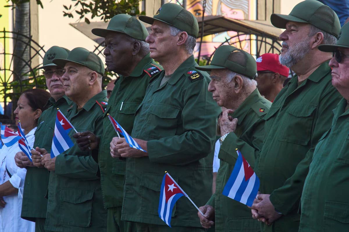 El presidente cubano Miguel Díaz-Canel, en el centro, asiste a una celebración conmemorativa del 65 aniversario de la proclamación que declara socialista a la revolución cubana (Archivo)