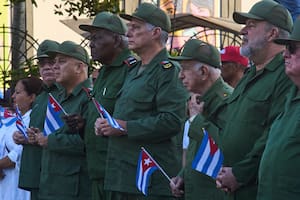 El presidente cubano Miguel Díaz-Canel, en el centro, asiste a una celebración conmemorativa del 65 aniversario de la proclamación que declara socialista a la revolución cubana (Archivo)
