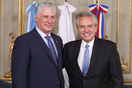El presidente cubano Miguel Díaz-Canel, junto a Alberto Fernández