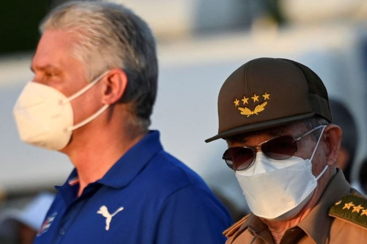 El presidente cubano, Miguel Díaz-Canel, junto a Raúl Castro, en La Habana