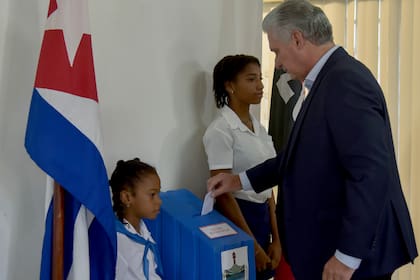 El presidente cubano Miguel Díaz-Canel vota durante las elecciones municipales del 27 de noviembre de 2022, en La Habana