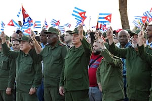 El presidente cubano, Miguel Díaz-Canel, y el primer ministro cubano, Manuel Marrero, participan en una concentración en la Tribuna Antiimperialista "José Martí", en La Habana, capital de Cuba, el 22 de mayo de 2026.