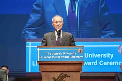 El presidente Dai-Won Yoon pronuncia un discurso de agradecimiento por recibir la Medalla Linneana (Foto: Universidad de Hallym).