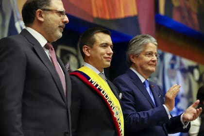El presidente Daniel Noboa, con la banda presidencial, está flanqueado por el presidente de la Asamblea Nacional, Henry Kronfle, a la izquierda, y el presidente saliente Guillermo Lasso durante la ceremonia de juramentación de Noboa en la Asamblea Nacional en Quito, Ecuador, el jueves 23 de noviembre de 2023. (AP Foto/Juan Diego Montenegro)