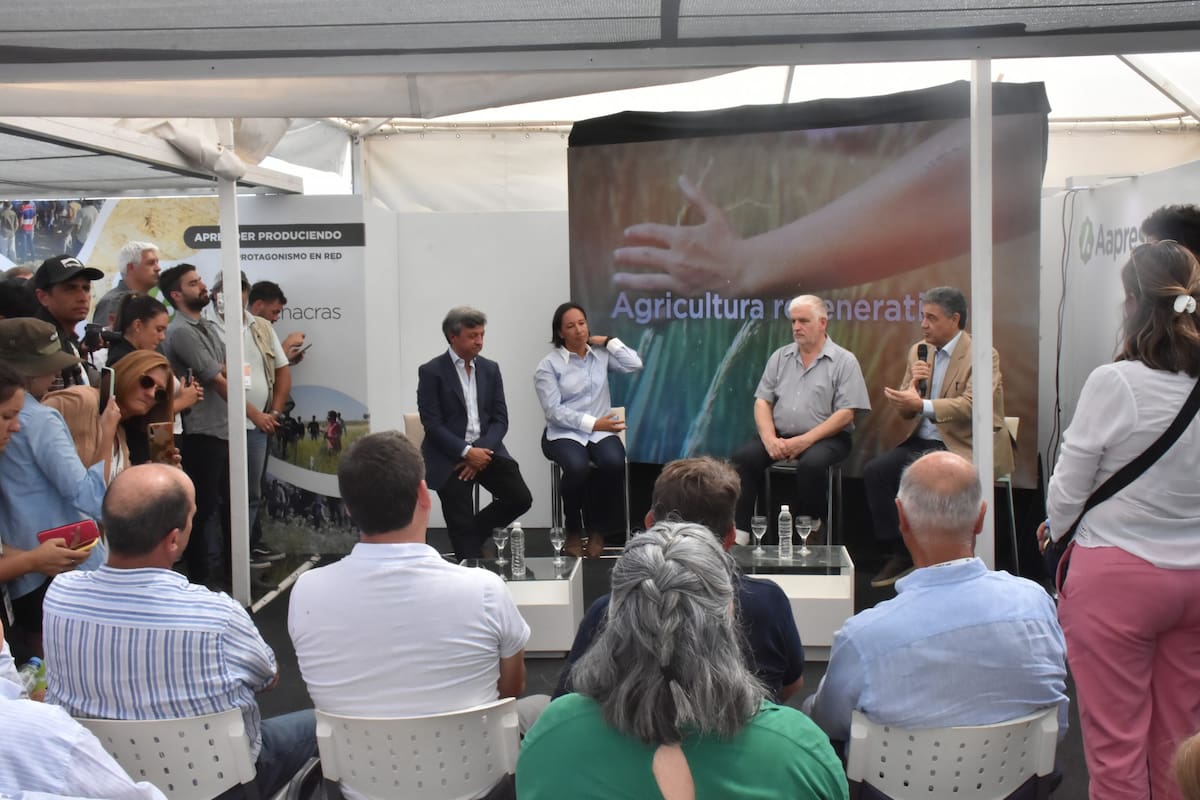 El presidente de Aapresid, Marcelo Torres; la directora adjunta del Programa que lleva adelante el evento, Paola Díaz; el secretario de Agricultura, Fernando Vilella y; el jefe de Gobierno de la ciudad de Buenos Aires, Jorge Macri