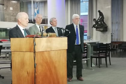 El presidente de Acsoja, Luis Zubizarreta, durante su discurso. Detrás, los titulares de Asagir, Eduardo Moro; de Argentrigo, Miguel Cané y de Maizar, Alberto Morelli